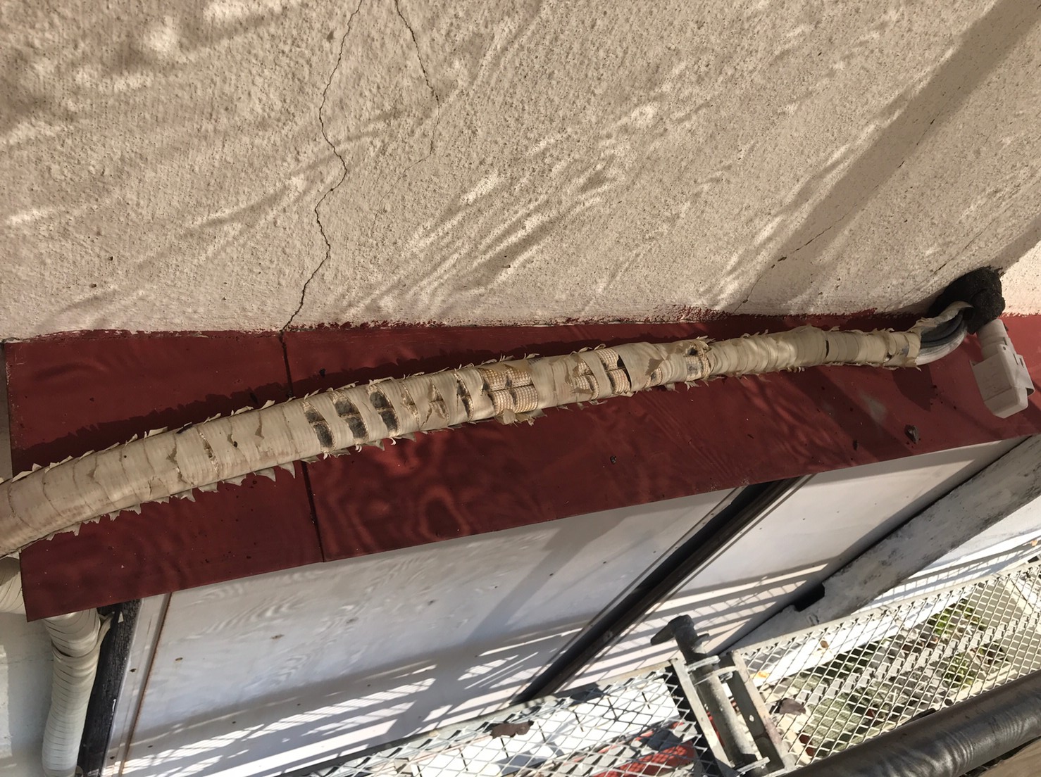 室外機ホーステープ巻き 