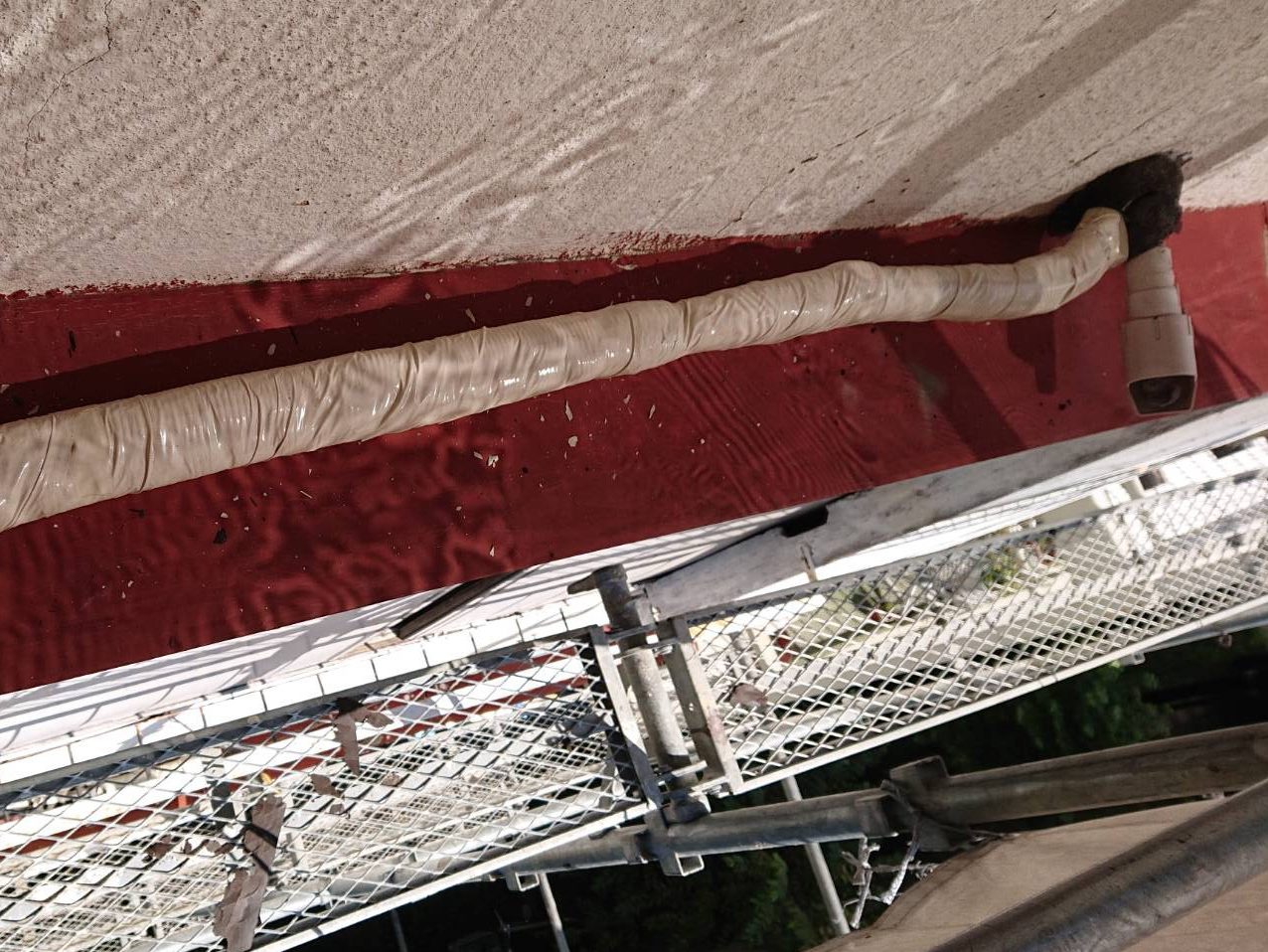 室外機ホーステープ巻き 