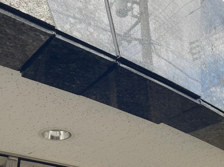 エントランス石材補修工事 