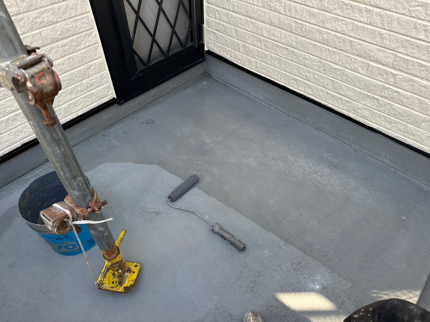 玄関上バルコニーFRP防水メンテナンス 