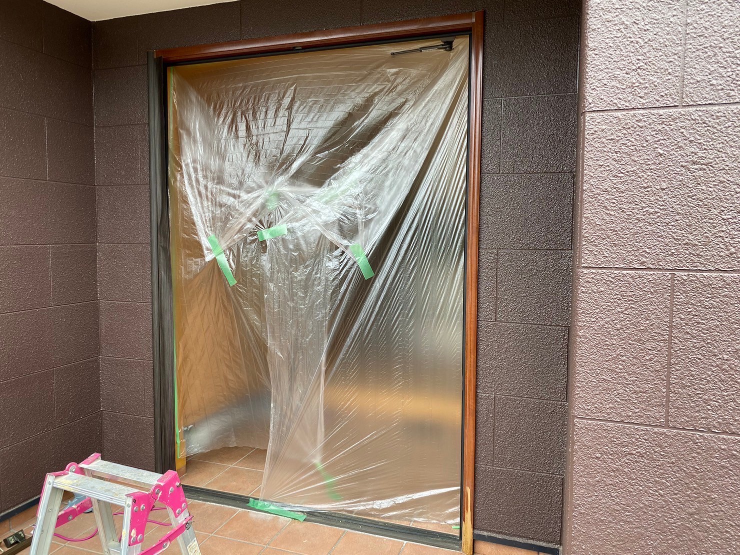 玄関扉シート貼り工事 