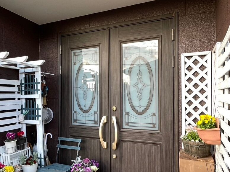 R6.2/2　五條市　H様邸　玄関扉シート貼り工事