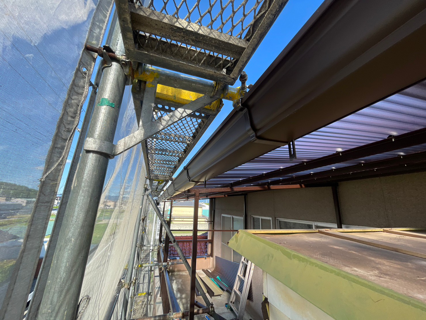 既存波板撤去及びポリカ小波張り替え工事