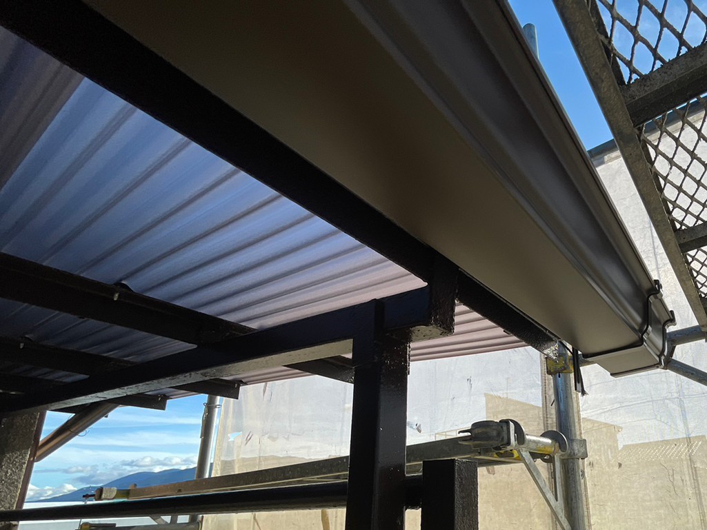 既存波板撤去及びポリカ小波張り替え工事