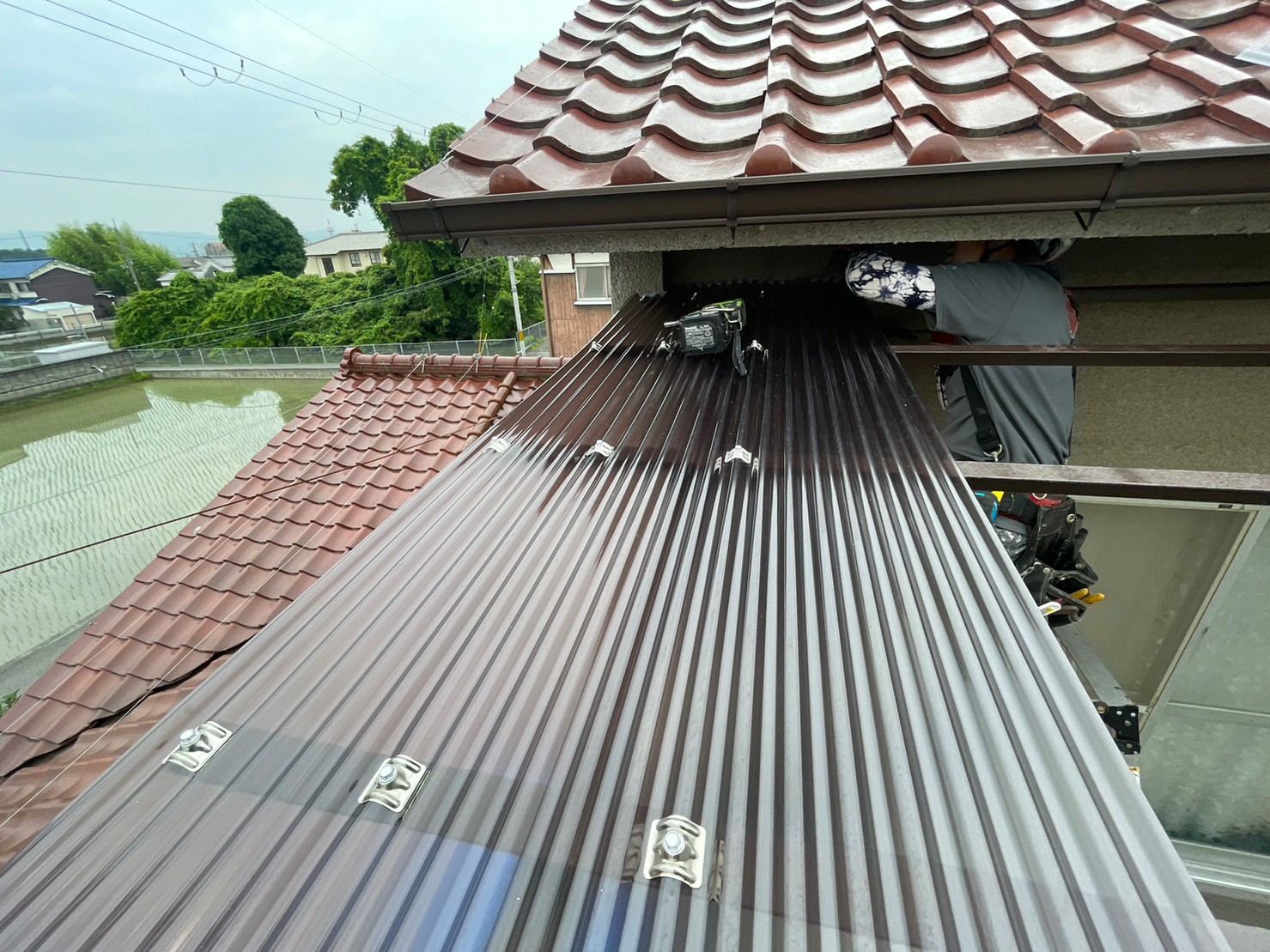 既存波板撤去及びポリカ小波張り替え工事